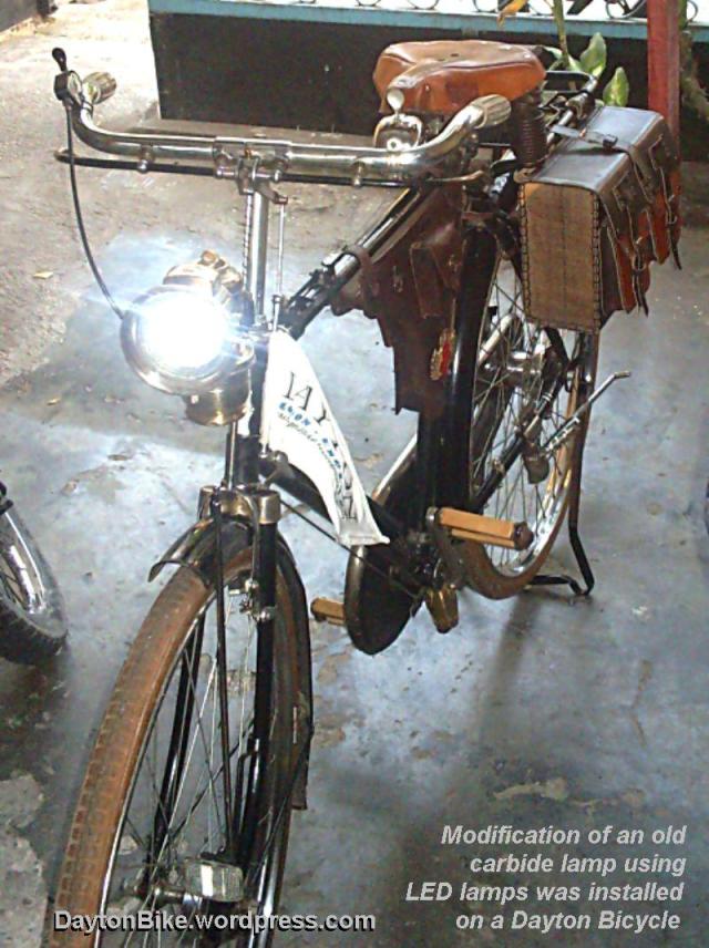 Dayton bicycle menggunakan lampu karbit yang sudah dimodifikasi dengan menggunakan lampu LED.